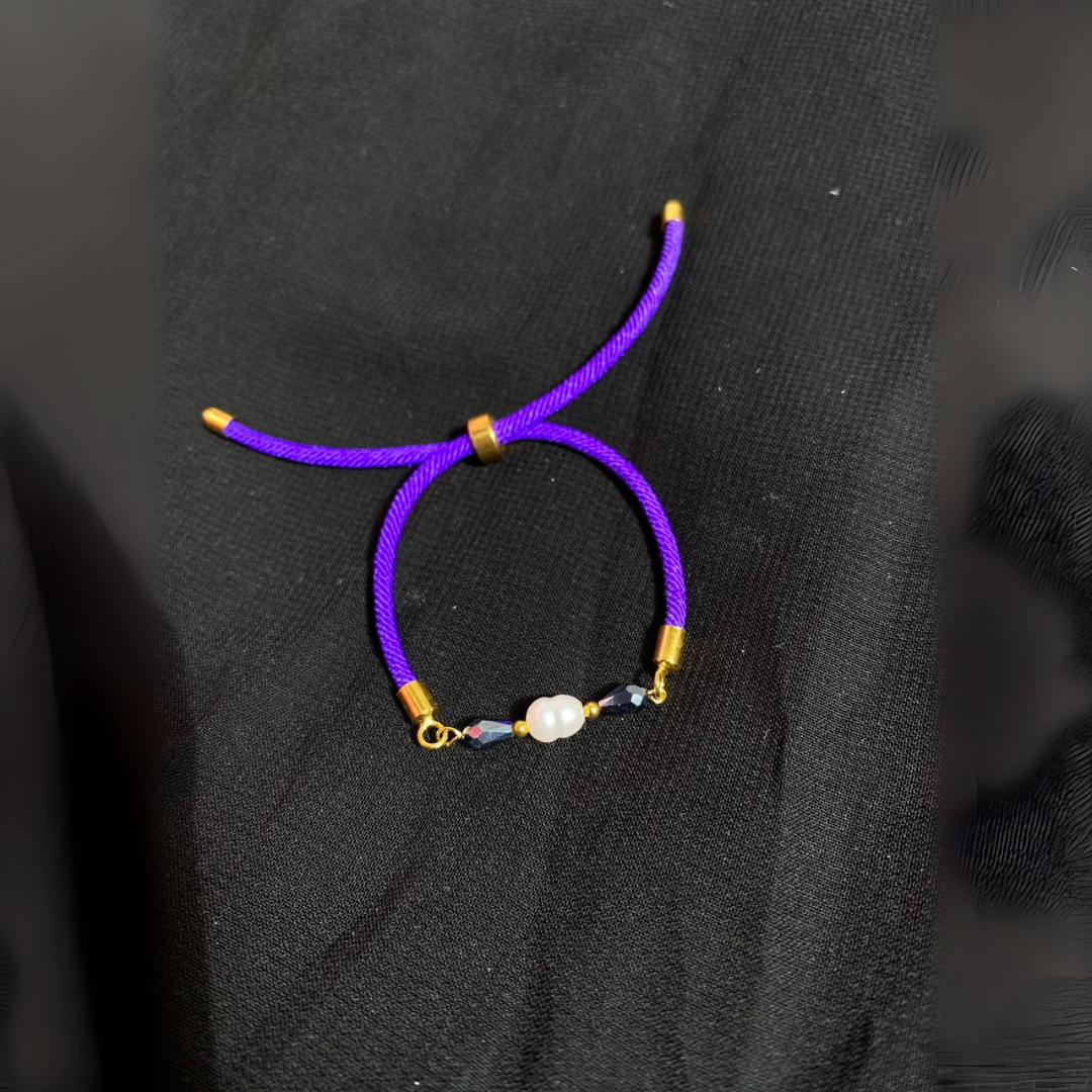 Bracelet mauve élégant avec perle dorée, style irrésistible