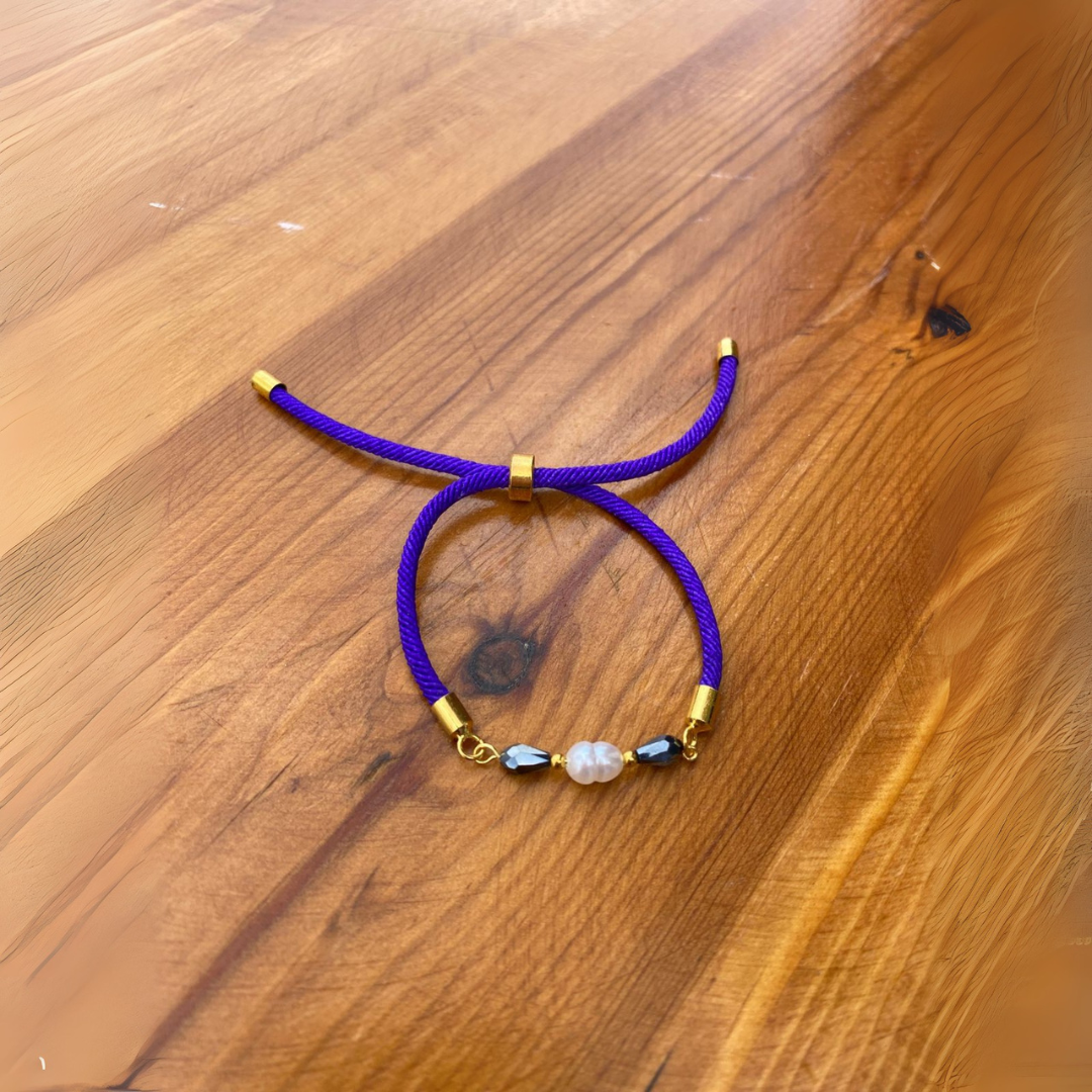 Bracelet mauve élégant avec perle dorée, style irrésistible