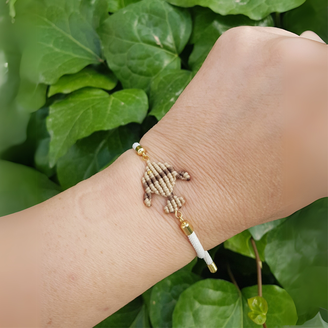 Bracelet micro macramé poisson fait main ajustable écru beige