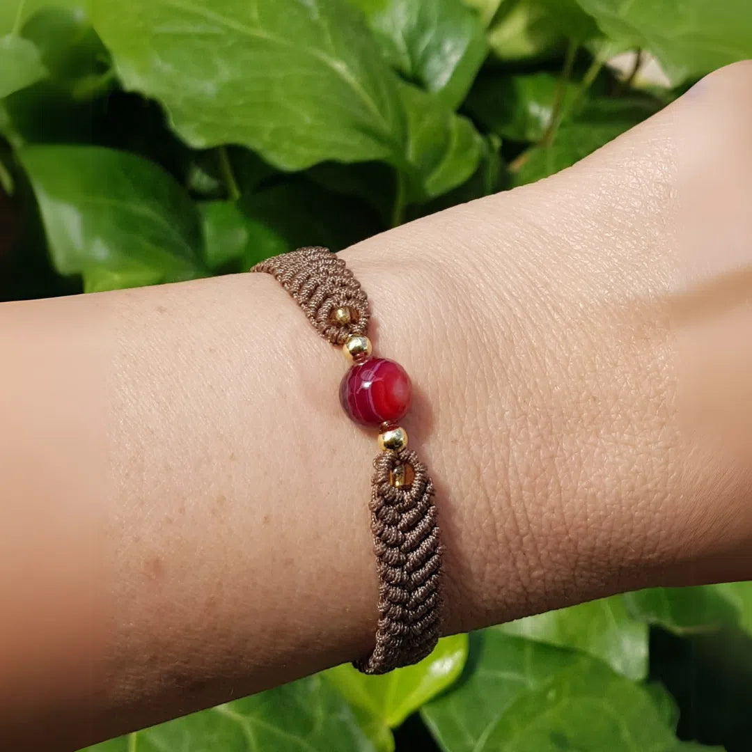 Bracelet micromacramé fait main avec pierre gemme agate striée couleur grège