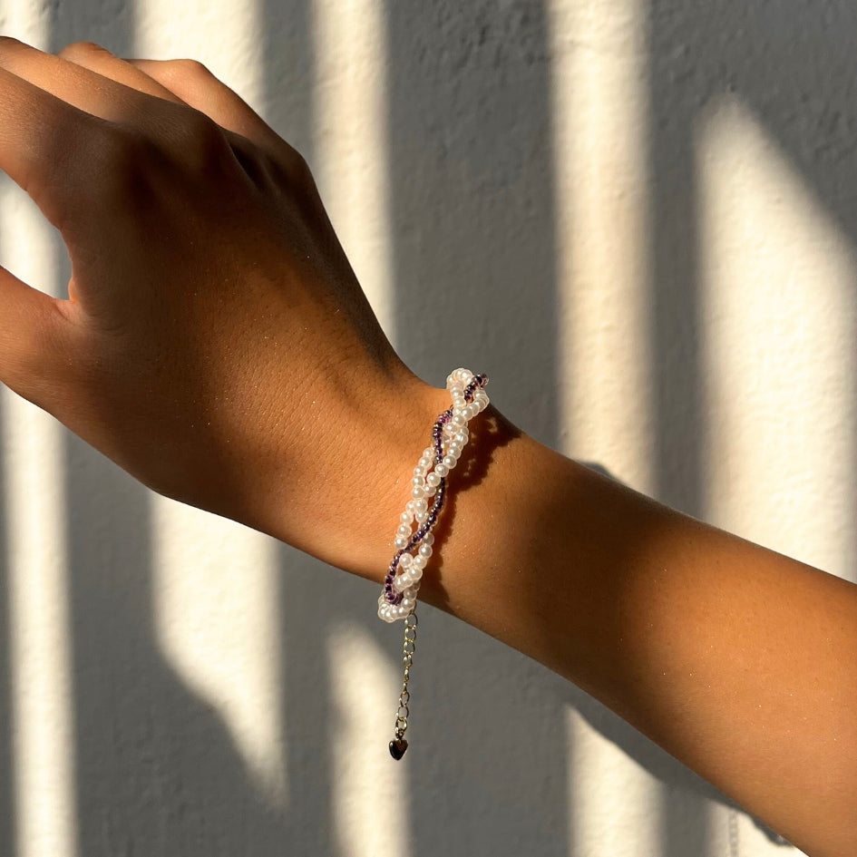 Bracelet perle blanc et violet fait main unique pour un style raffiné