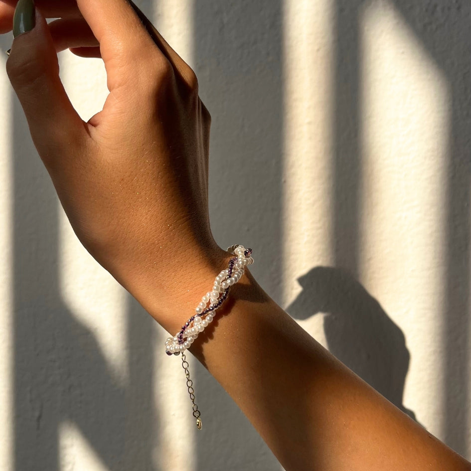 Bracelet perle blanc et violet fait main unique pour un style raffiné