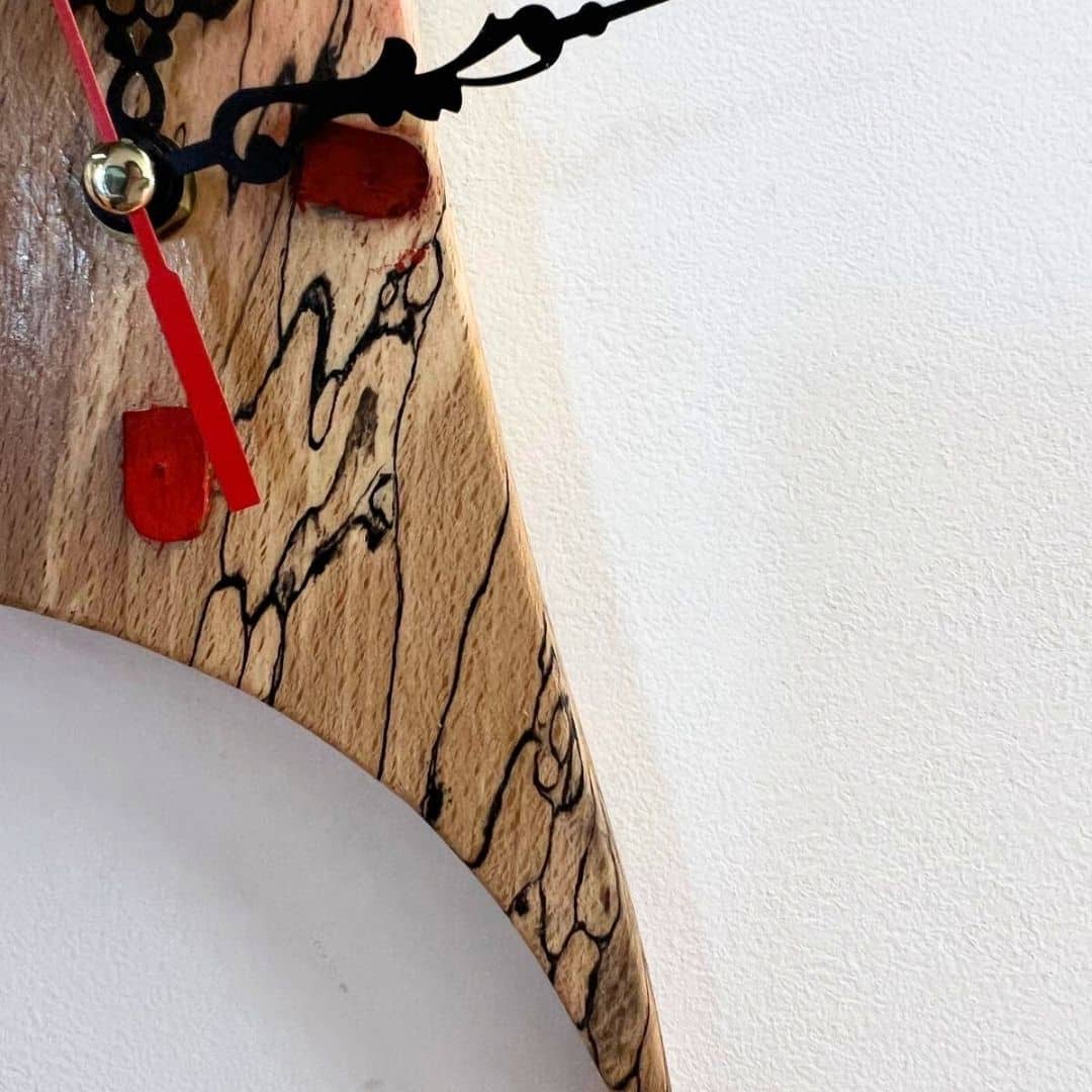 Montre en bois triangulaire