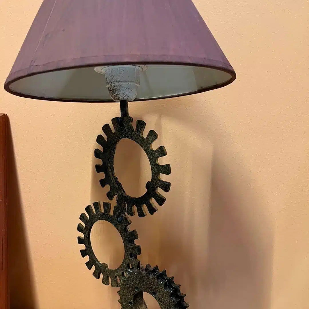 Lampadaire violet avec un pied en acier