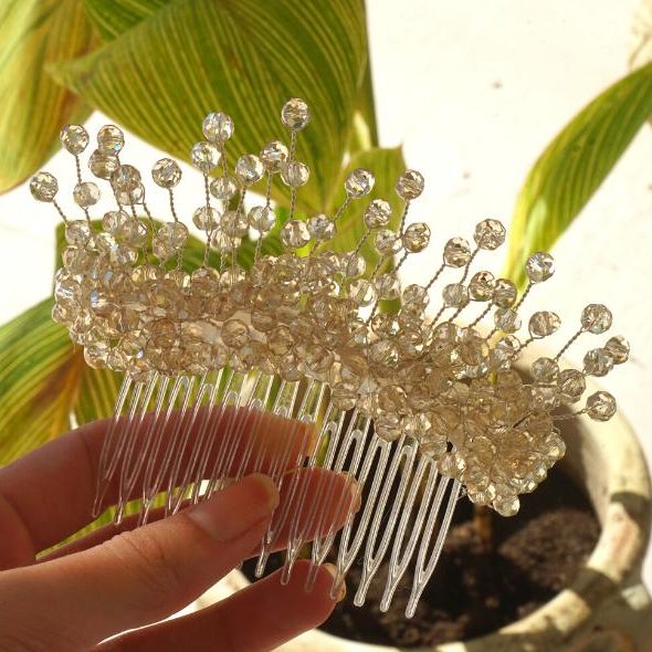 بروش أبيض عاجي، موديل مشط الكريستال