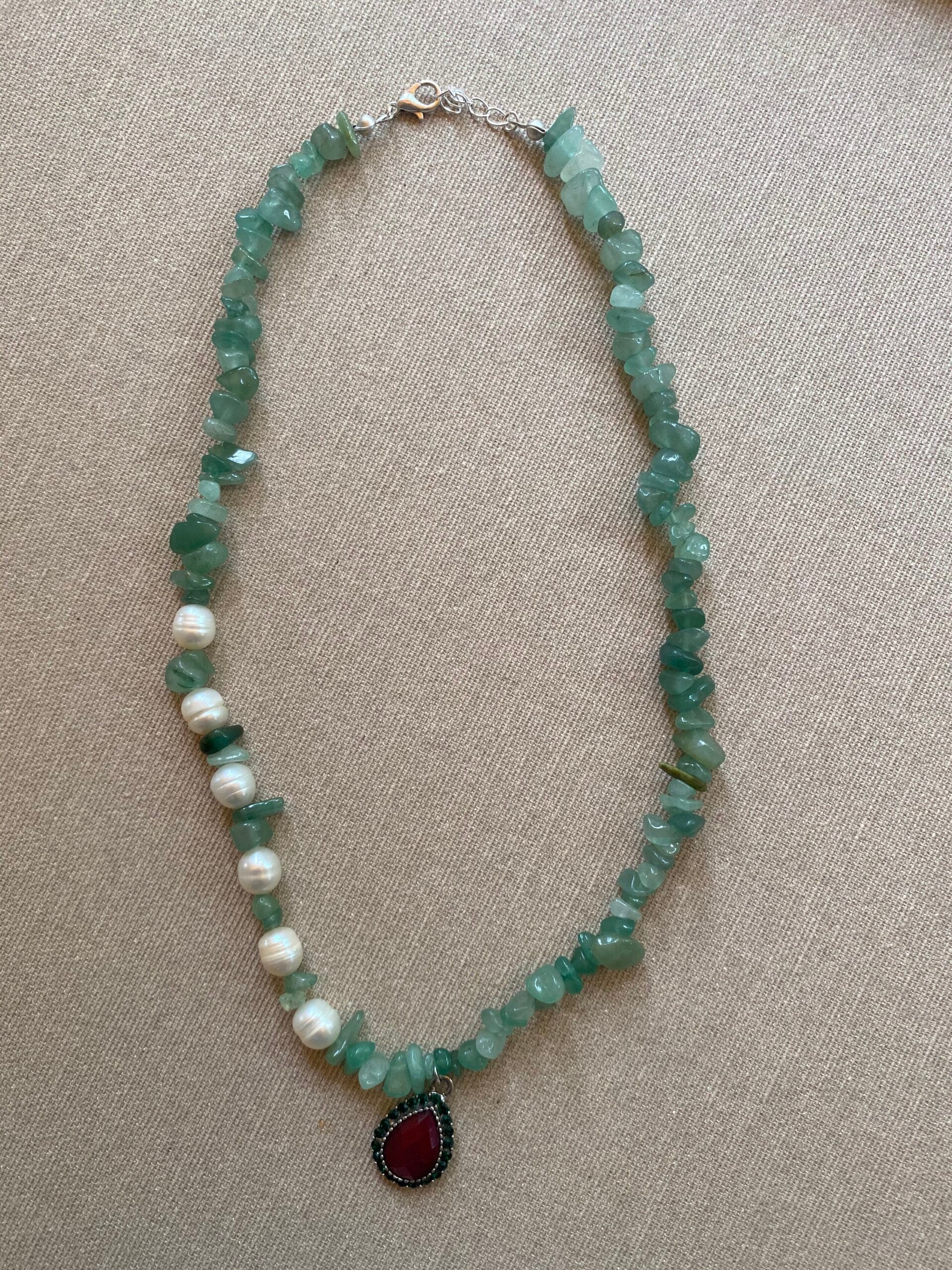 Collier en pierres naturelles et perles de culture avec un pendentif rouge, pièce unique faite à la main