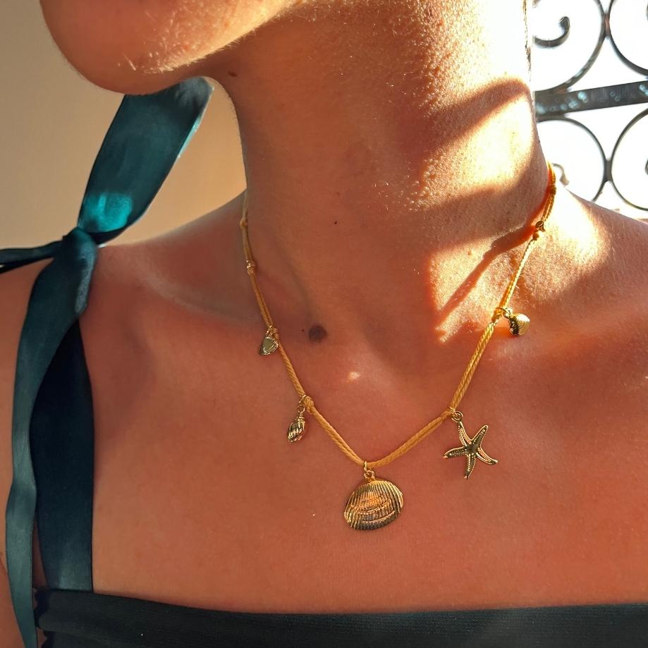 Collier coquillage dorés sur fil doré fait main