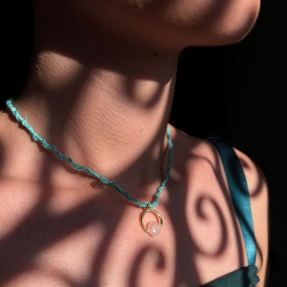 Collier lunaire pierre fine et lune croissante sur cordon tressé