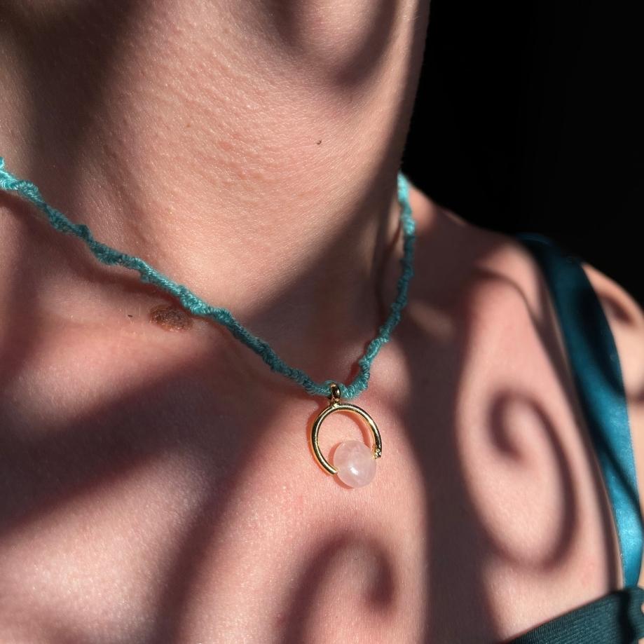 Collier lunaire pierre fine et lune croissante sur cordon tressé