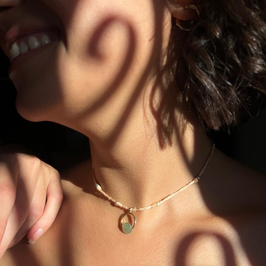 Collier lunaire pierre verte & doré bijou d’été avec cordon rose