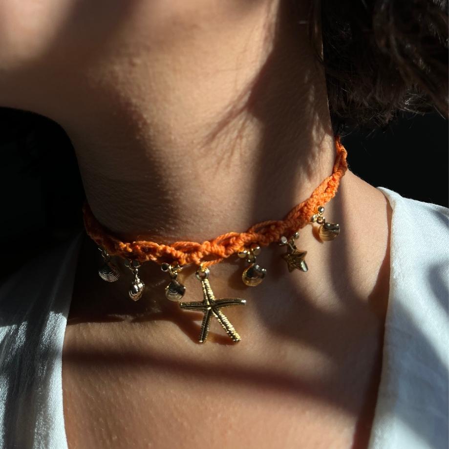 Choker marin crochet orange & pendentifs dorés mer étoile de mer & coquillages