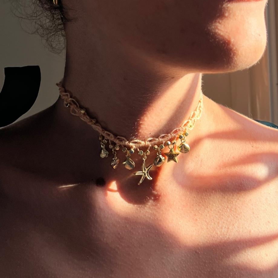 Choker crochet rose clair, pendentifs dorés étoile de mer et coquillages