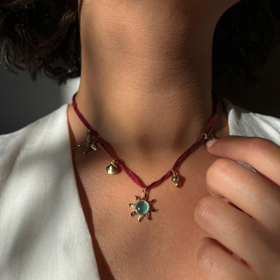 Collier bohème soleil doré pierre vert d’eau & charms marins sur fil crocheté