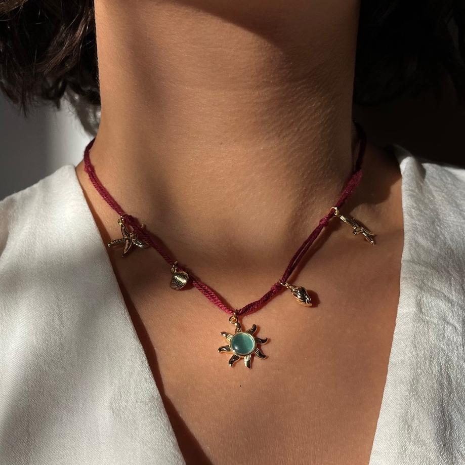 Collier bohème soleil doré pierre vert d’eau & charms marins sur fil crocheté