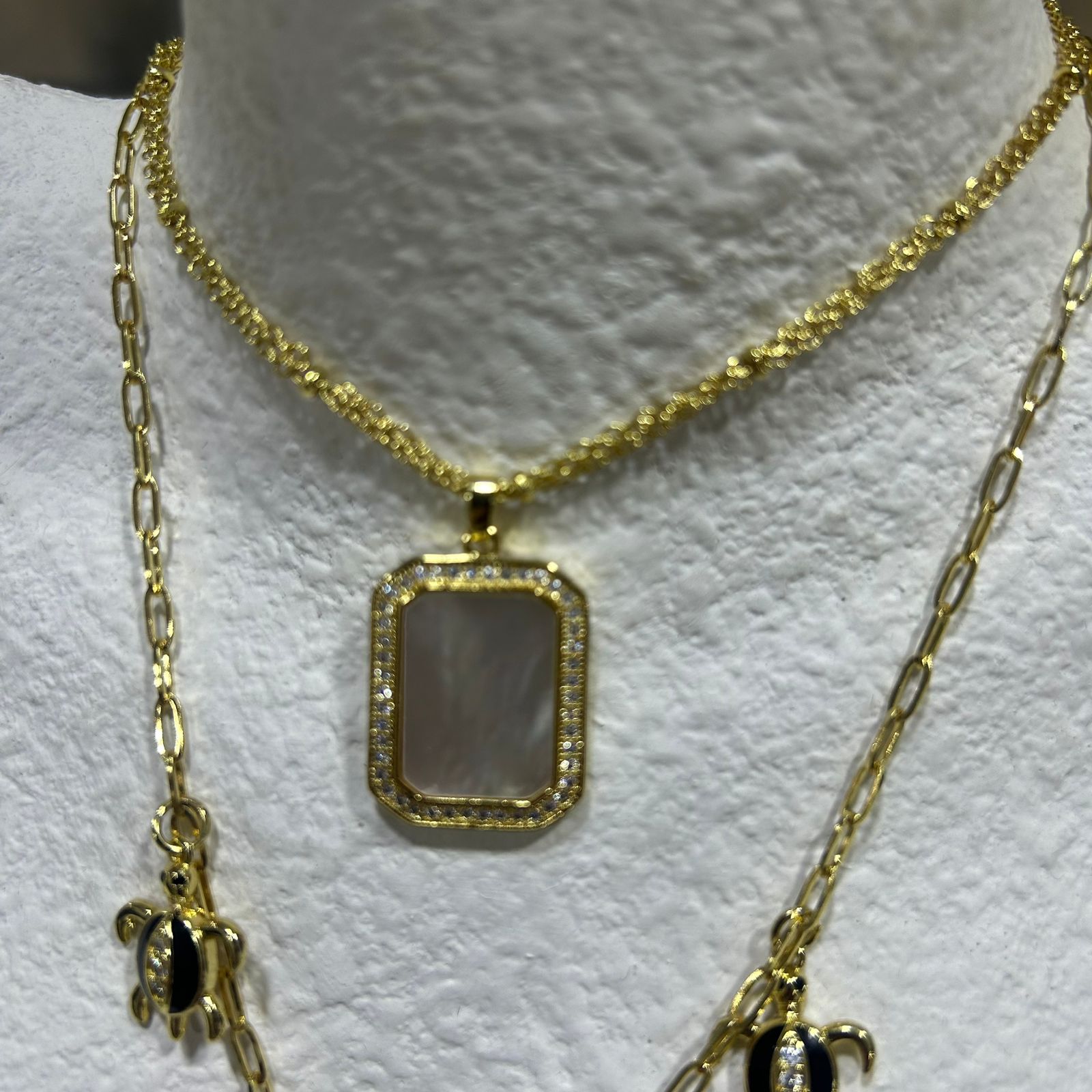 Collier avec pendentif nacre en acier inoxydable de qualité