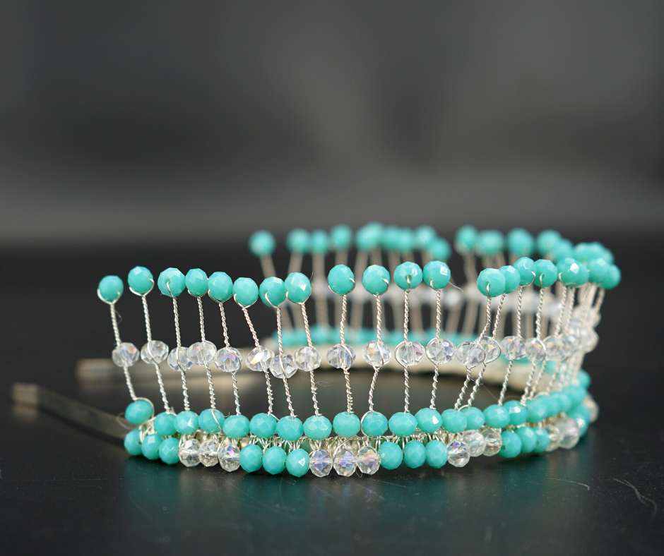 تاج العروس باللون الأزرق/الأبيض؛ نموذج بلوري