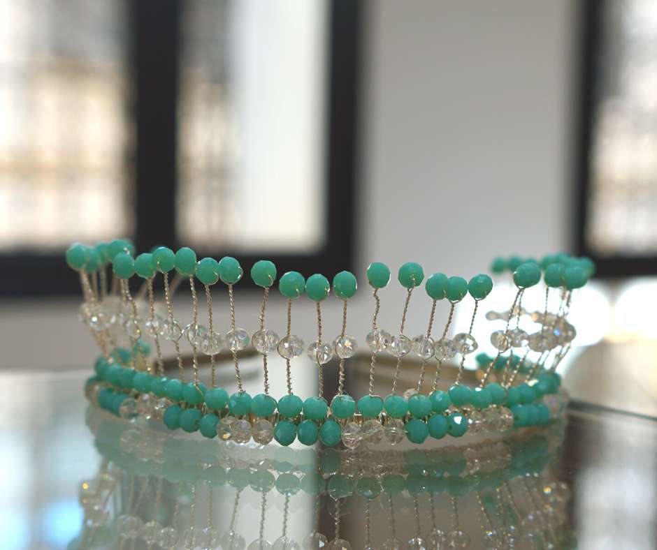 تاج العروس باللون الأزرق/الأبيض؛ نموذج بلوري