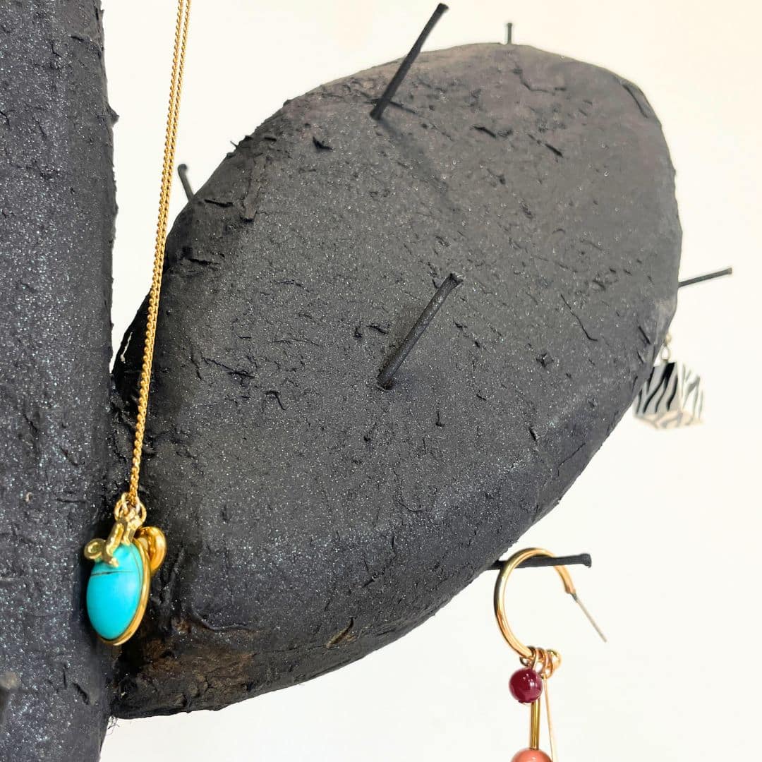 Porte-bijoux cactus en métal et bois upcyclés, création écoresponsable