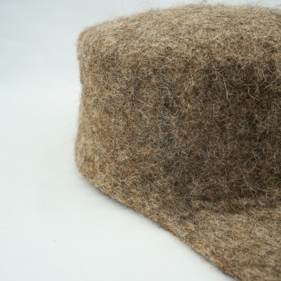 Casquette artisanale en laine brune
