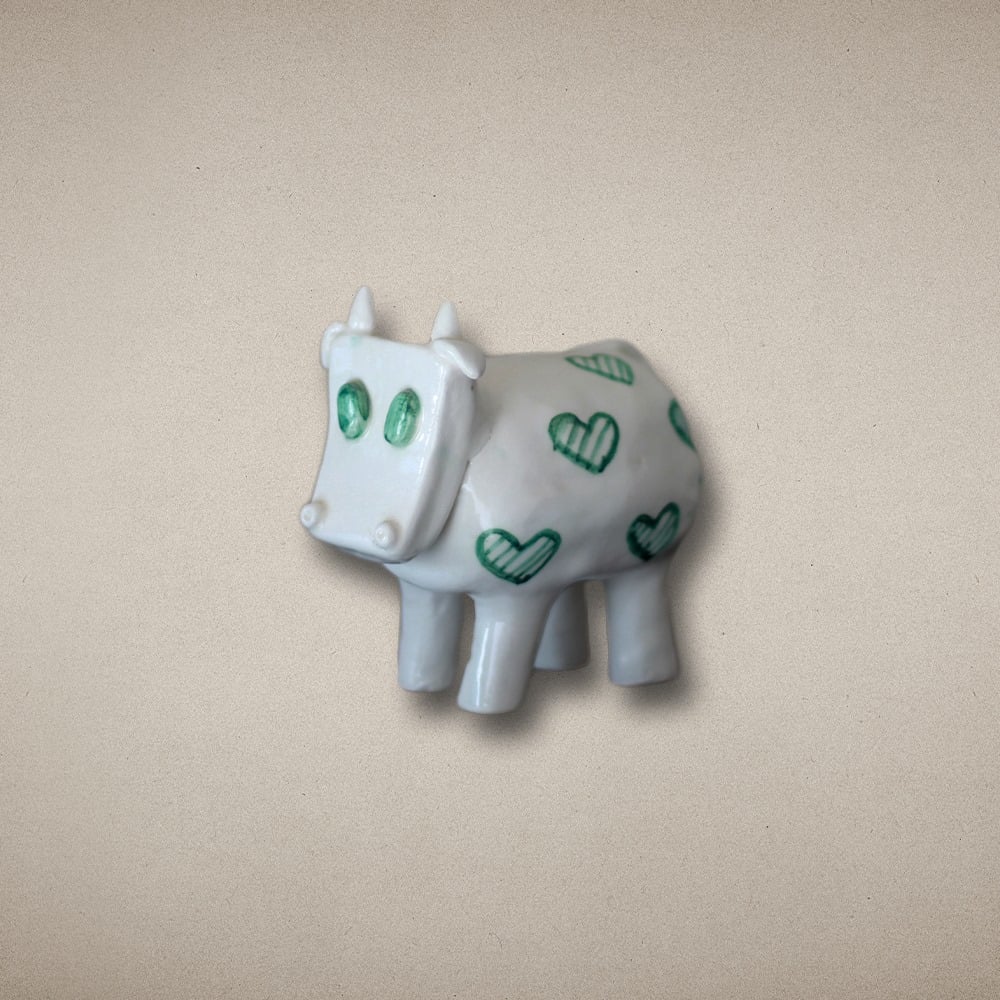 سيراميك على شكل فرس النهر بنقوش خضراء