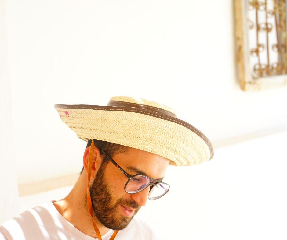 Chapeau de soleil fait mains en fibre de palmier naturelle avec ceinture en cuir "Mdhalla"