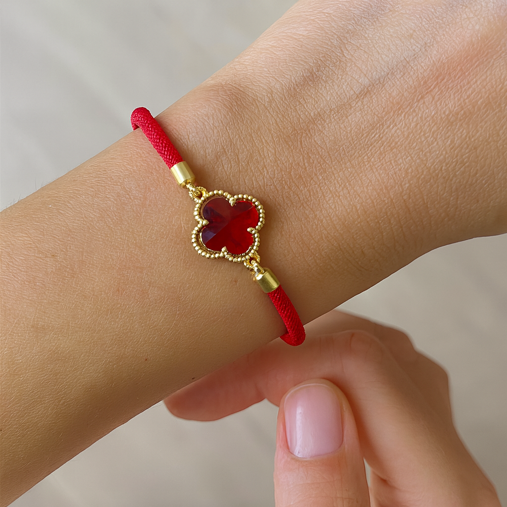 Bracelet en cordon rouge avec trèfle assorti