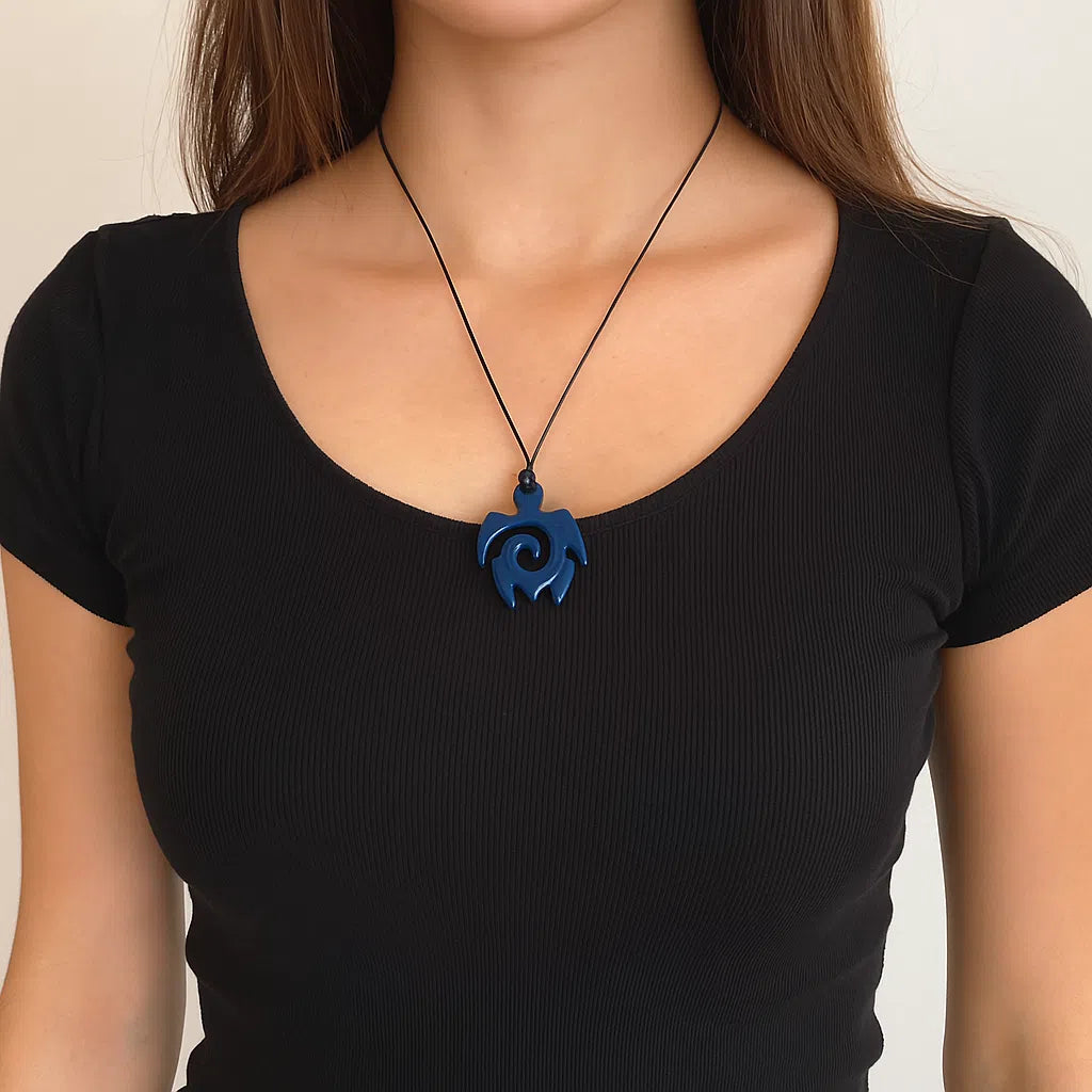 Collier Pendentif Tortue Spirale en Résine – Artisanat Tunisien