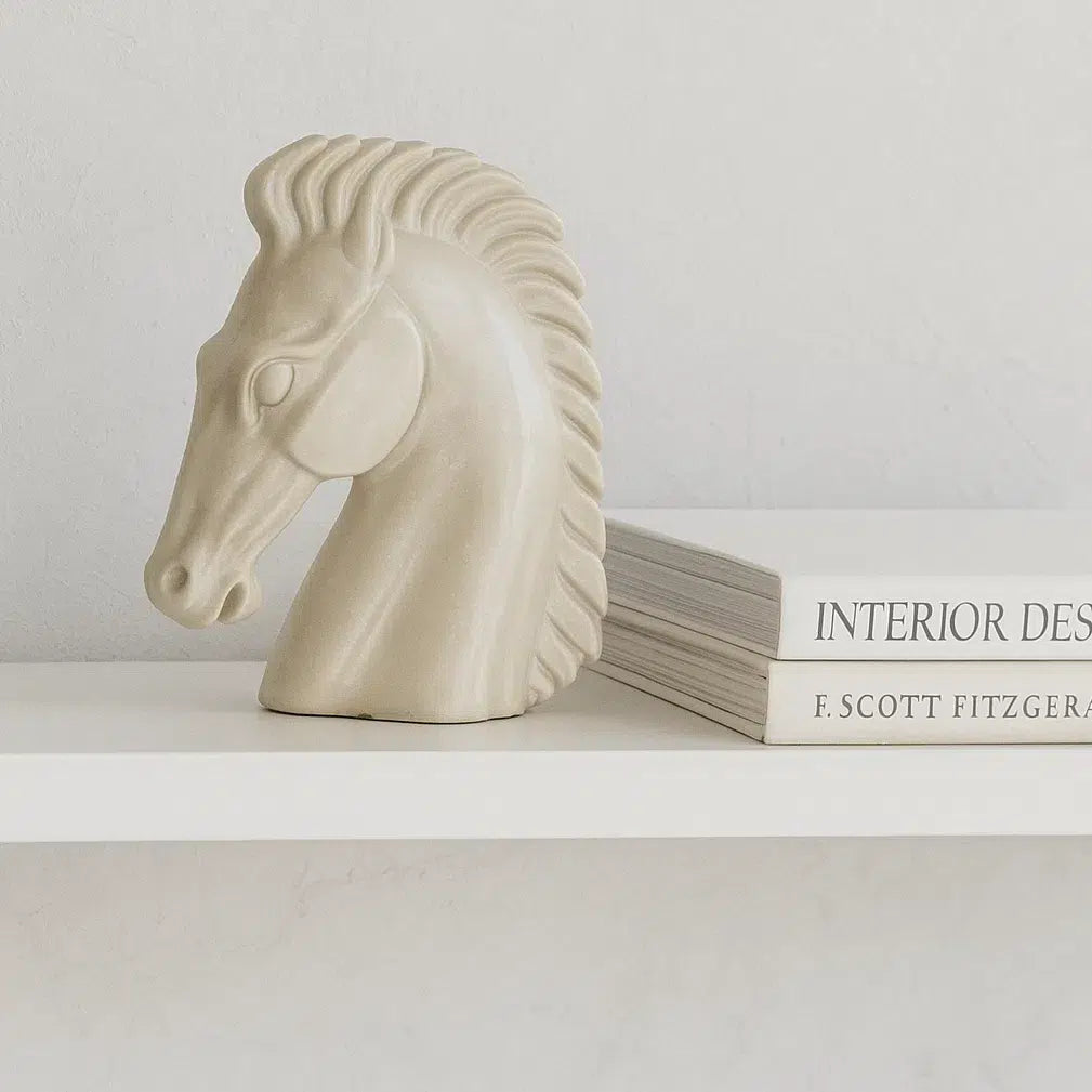 Sculpture tête de cheval en résine beige