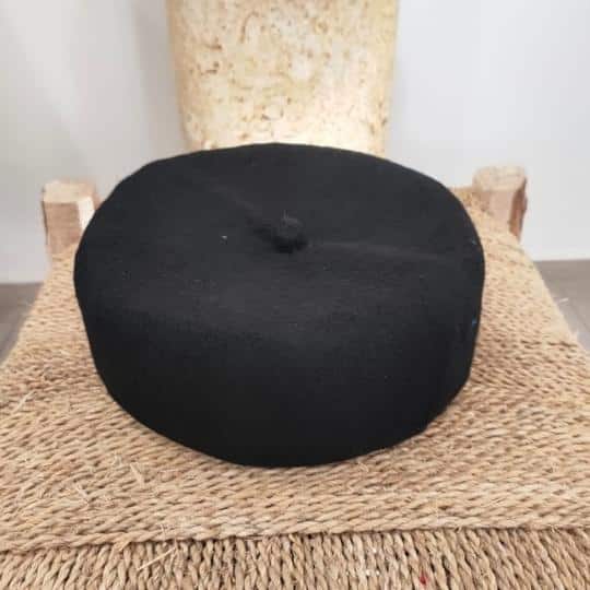 Chéchia noire artisanale en laine pour un style unique et élégant