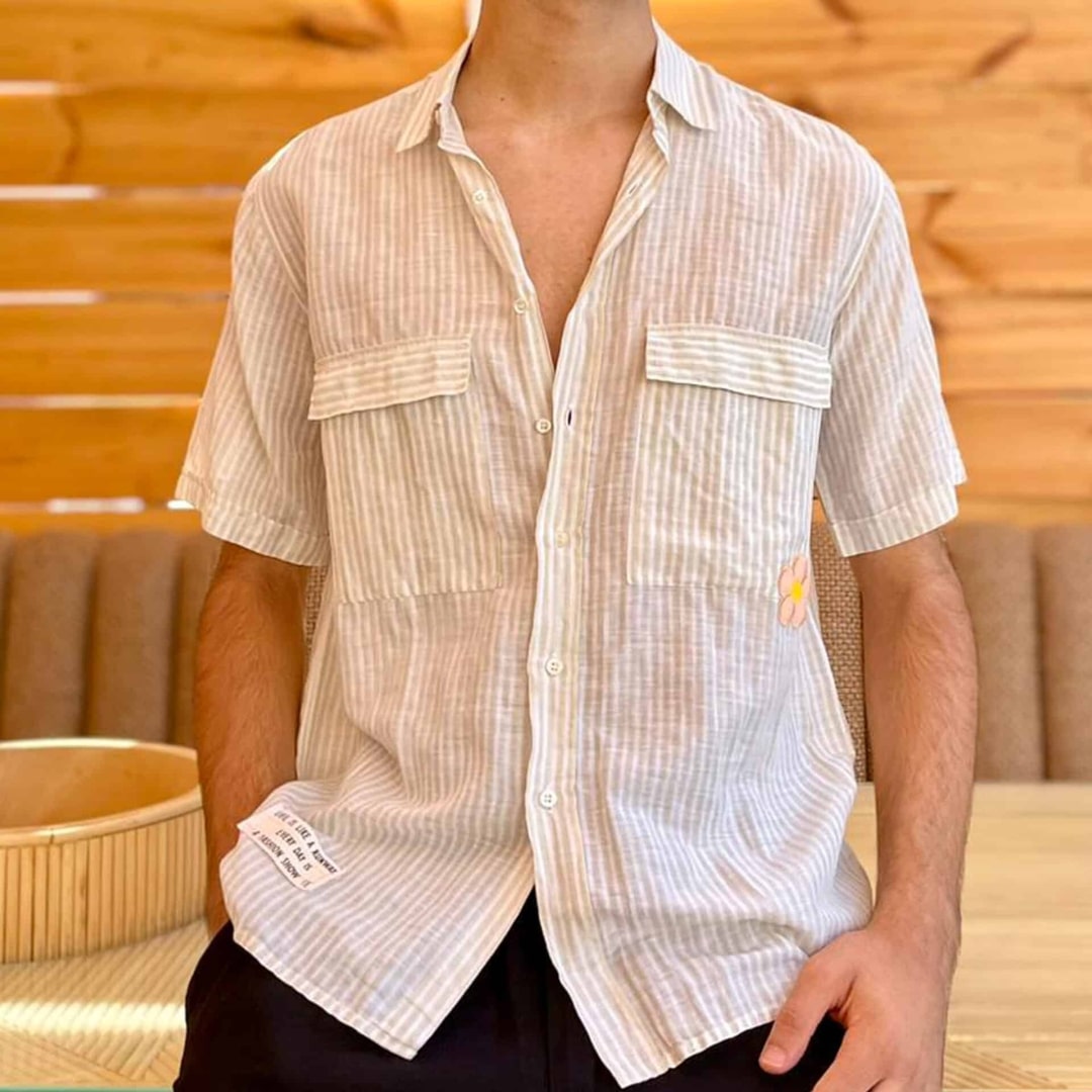 Chemise unisexe radiant à rayures beige et blanc avec broderie fleur