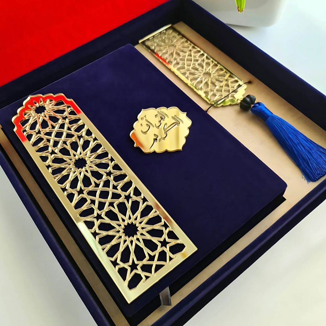 Coffret coran en velours avec marque-page doré (26x26 cm)