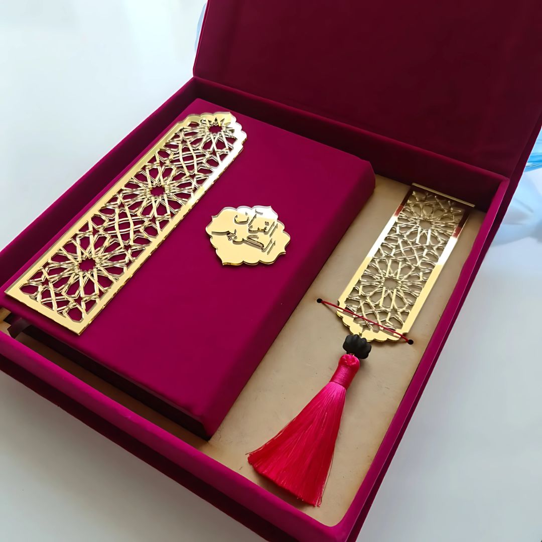 Coffret coran en velours avec marque-page doré (26x26 cm)