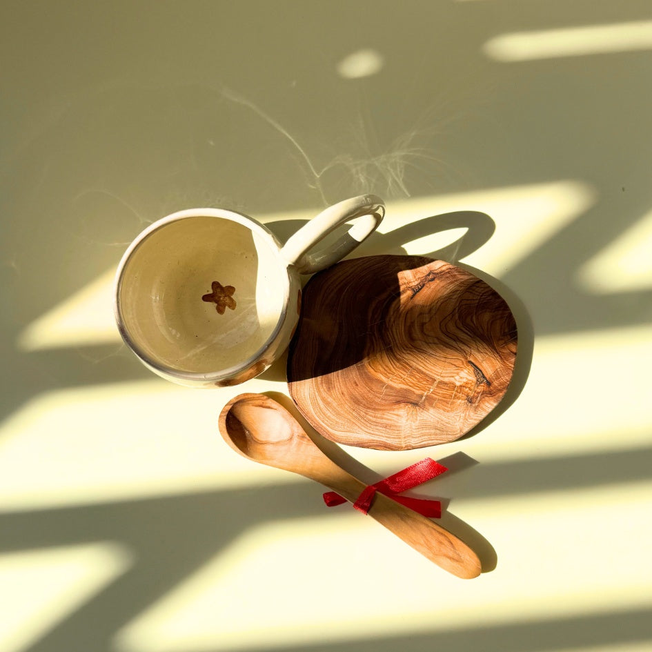 Coffret Petit-Déjeuner Artisanal – Tasse en céramique, soucoupe en bois d’olivier & cuillère
