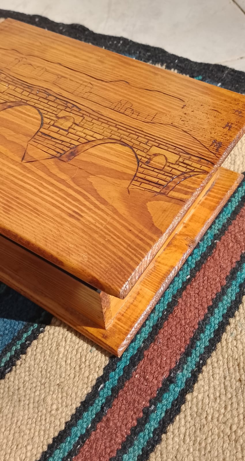 صندوق خشبي مصنوع يدويًا منقوش بالحديد على خشب الصنوبر الرقائقي (الحرق بالنار)