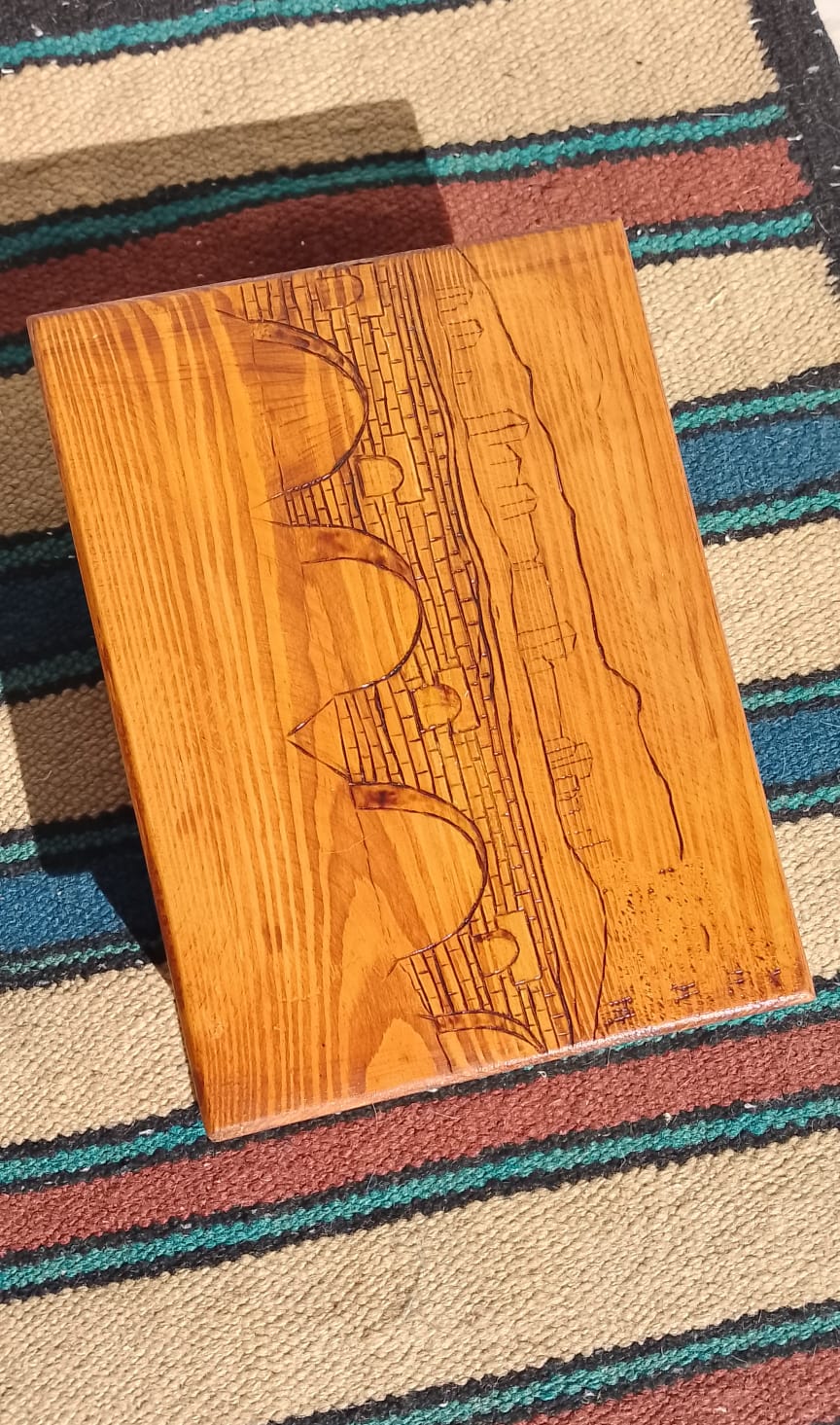 صندوق خشبي مصنوع يدويًا منقوش بالحديد على خشب الصنوبر الرقائقي (الحرق بالنار)