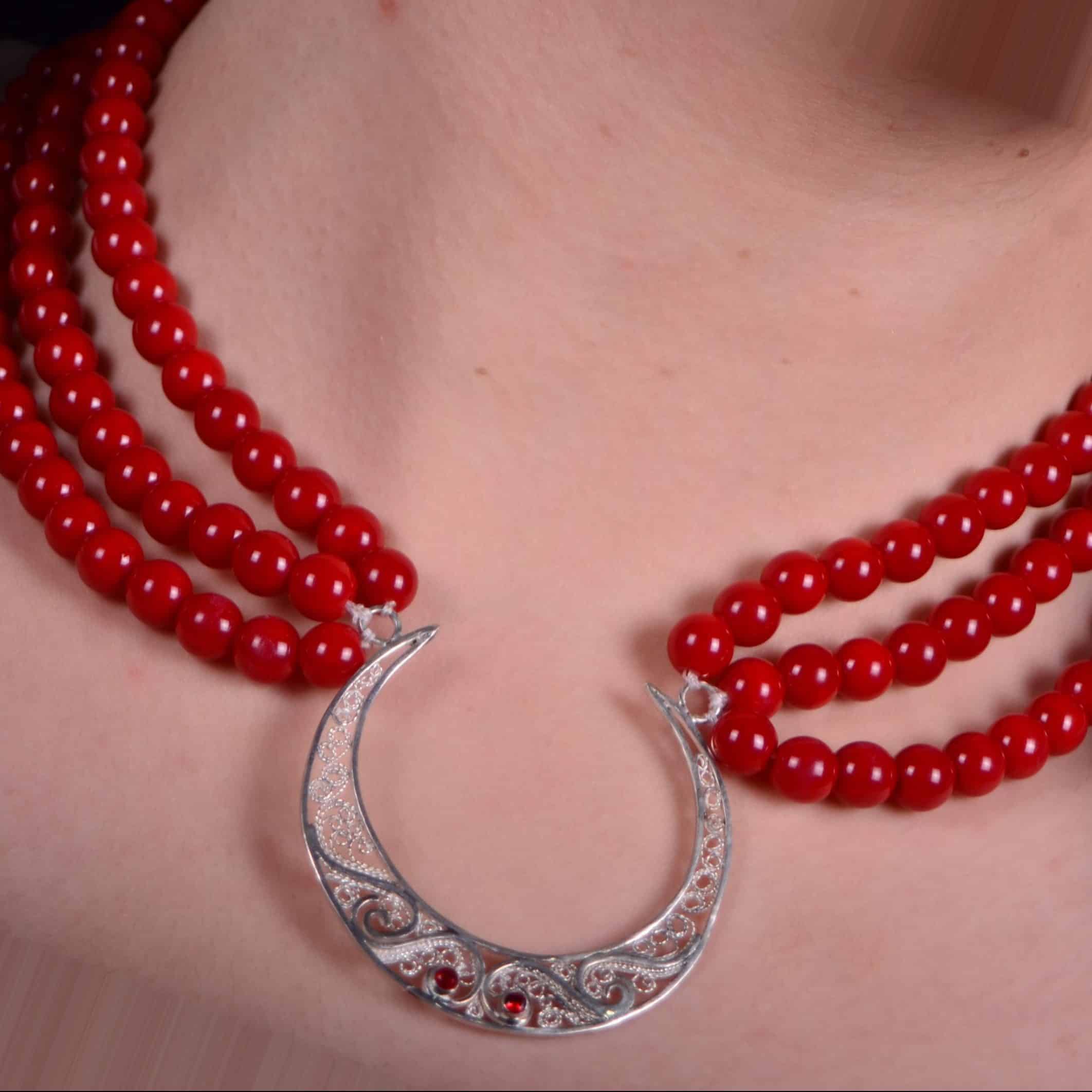 Collier en argent filigrane fait-main avec charnière fine et zircone cubique rouge