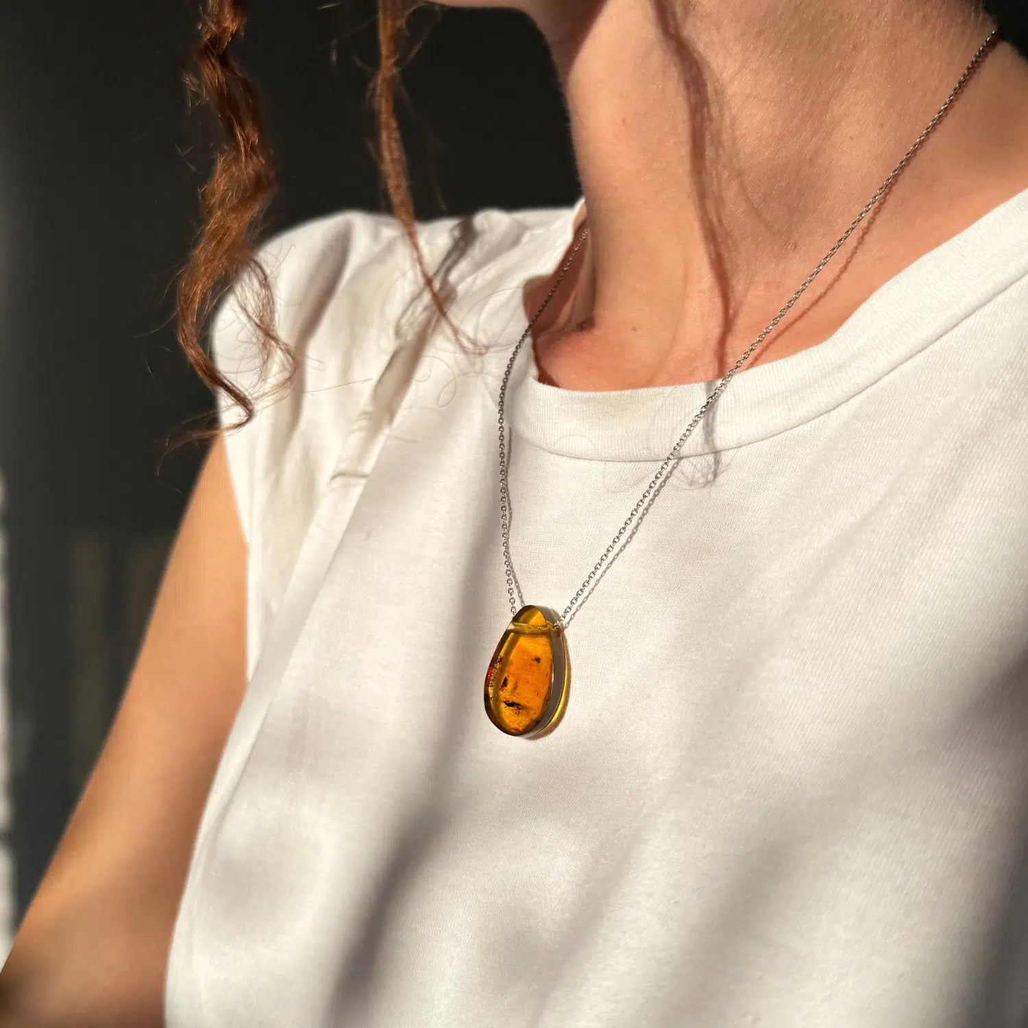 Collier Ambre véritable avec inclusions d'insectes forme de larme
