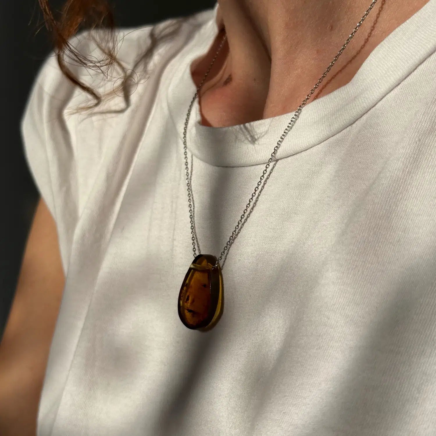 Collier Ambre véritable avec inclusions d'insectes forme de larme