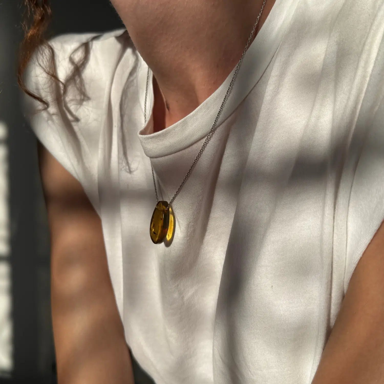 Collier Ambre véritable avec inclusions d'insectes forme de larme