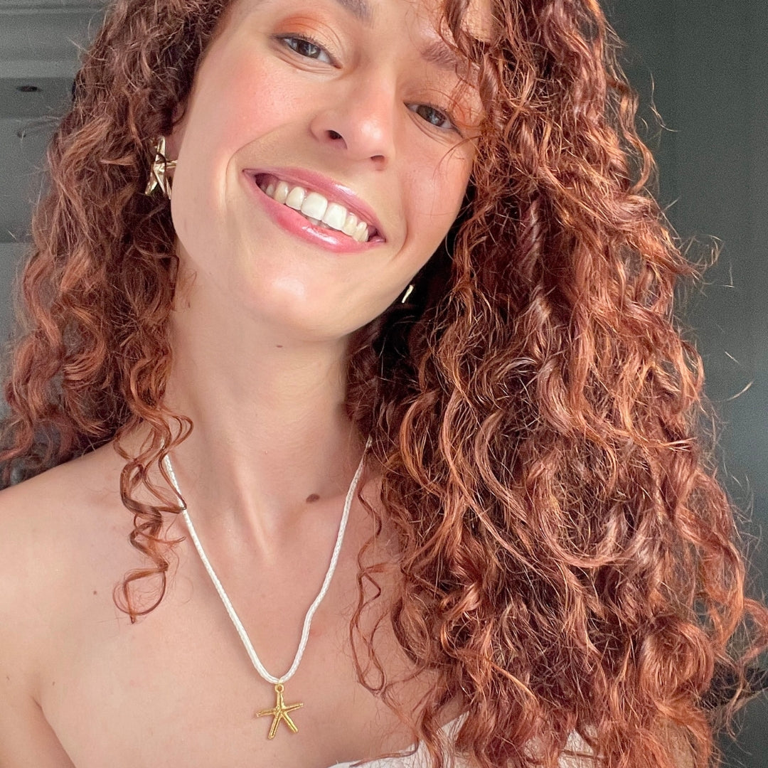 Collier bohème étoile de mer dorée avec cordon blanc