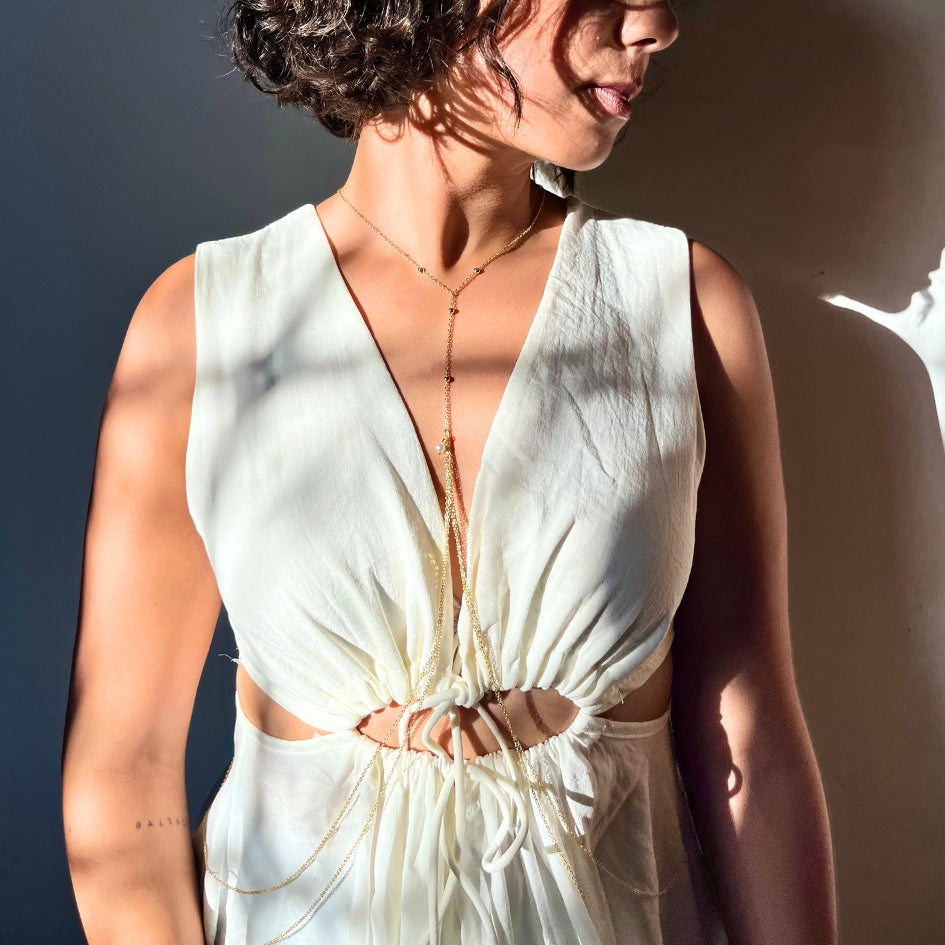 Collier chaîne fine dorée bijou de corps fait main avec perles décoratives