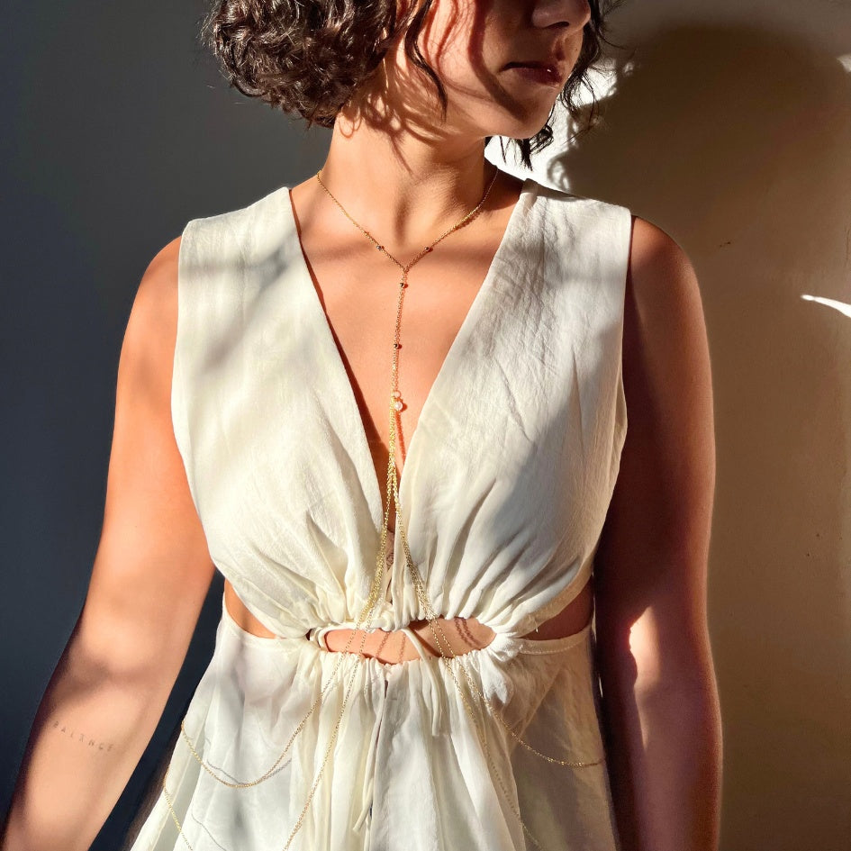 Collier chaîne fine dorée bijou de corps fait main avec perles décoratives