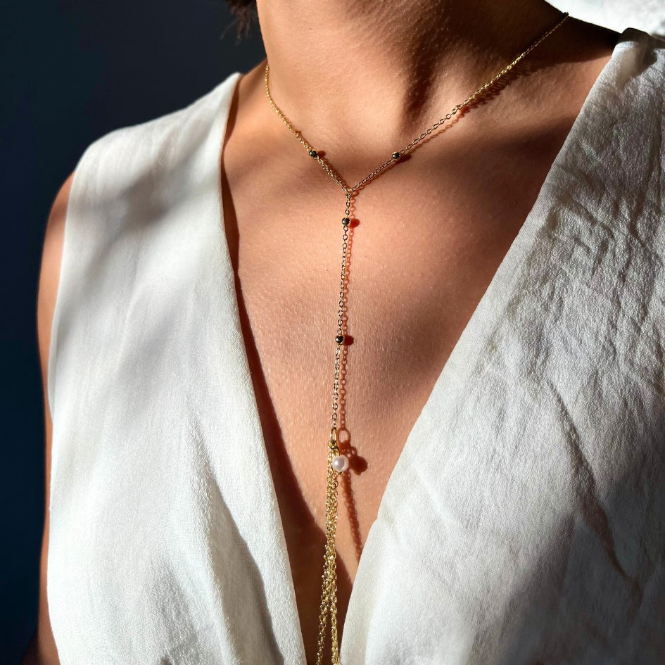 Collier chaîne fine dorée bijou de corps fait main avec perles décoratives