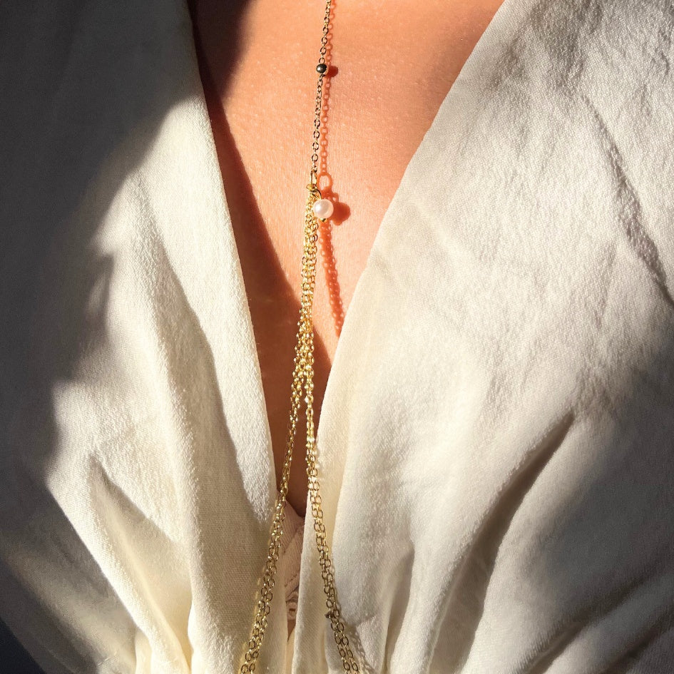 Collier chaîne fine dorée bijou de corps fait main avec perles décoratives