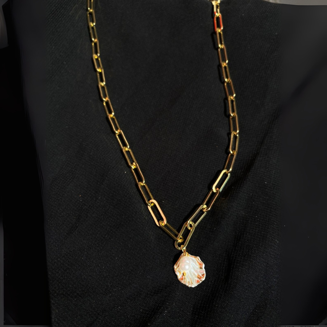 Collier doré exclusif avec coquillage doré, éclat irrésistible