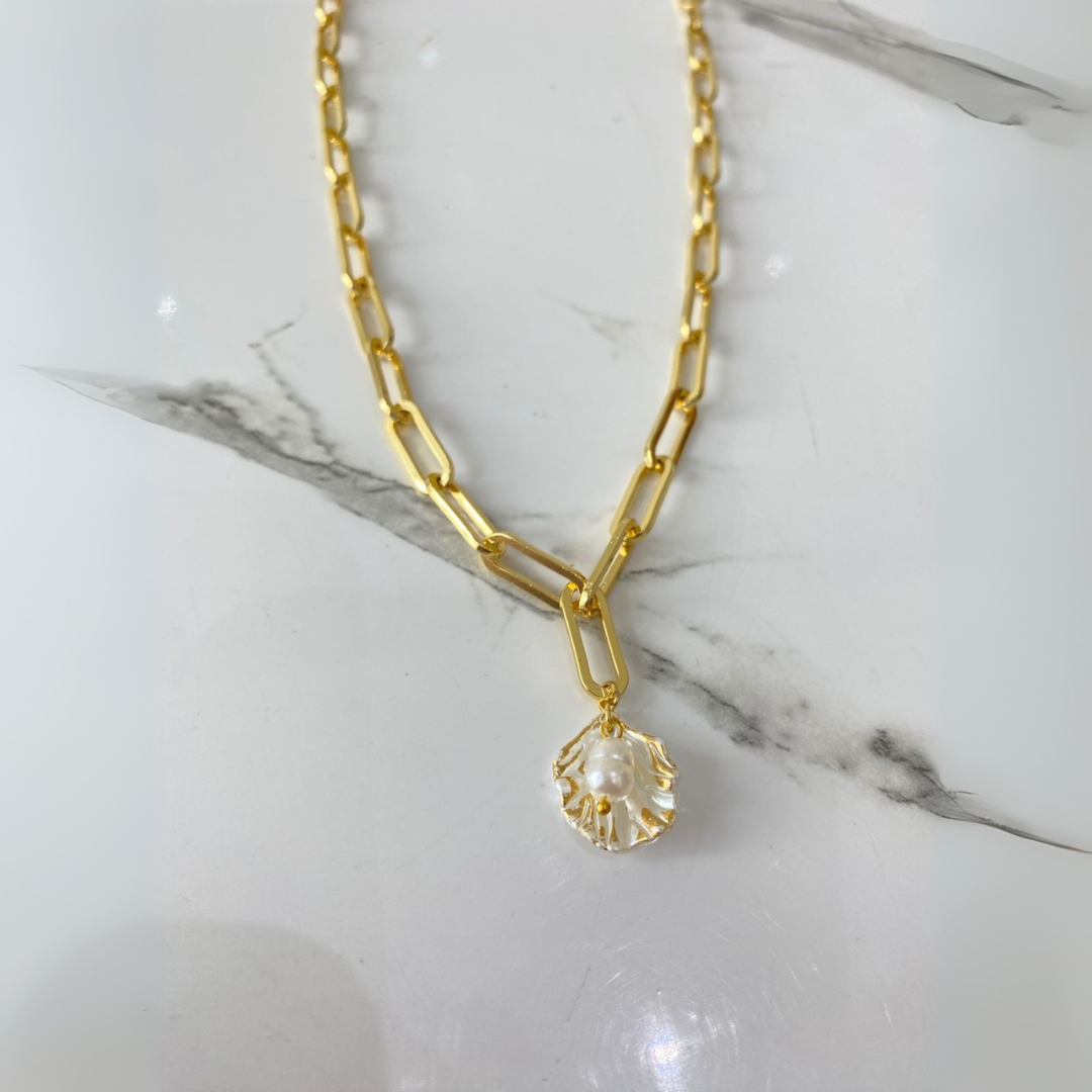 Collier doré exclusif avec coquillage doré, éclat irrésistible