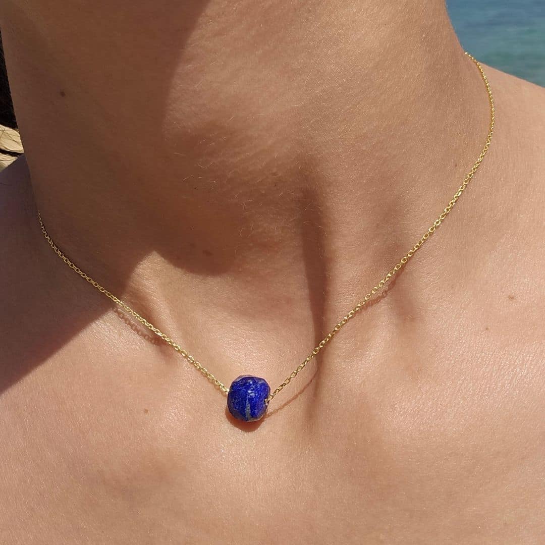 925 silver necklace plated with 18 karat gold with a Lapis Lazuli in the middle (45 cm)