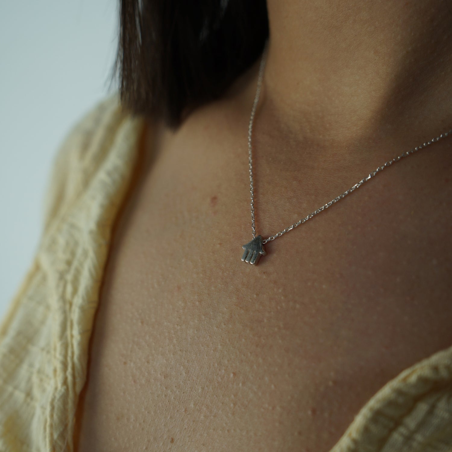 Collier argent artisanal : Élégance unique à porter