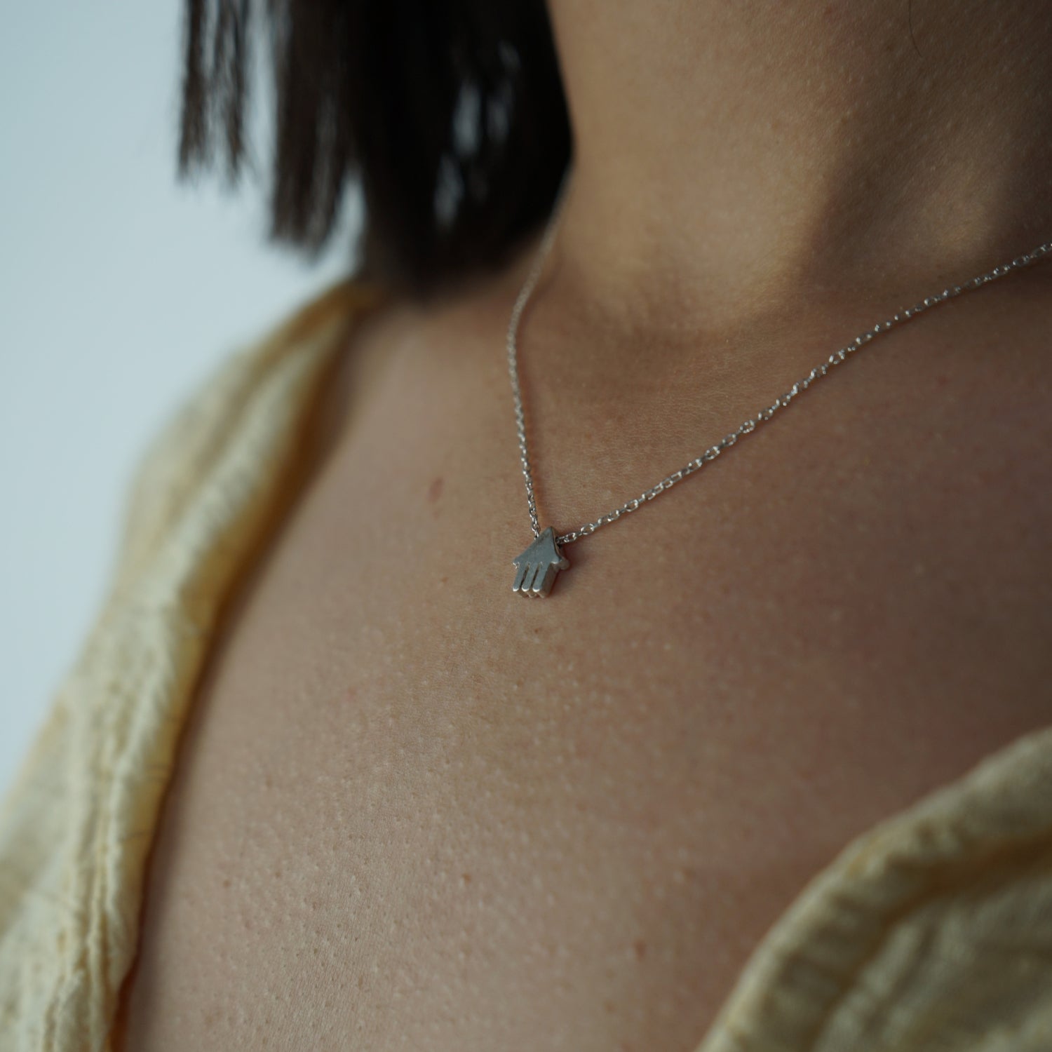 Collier argent artisanal : Élégance unique à porter