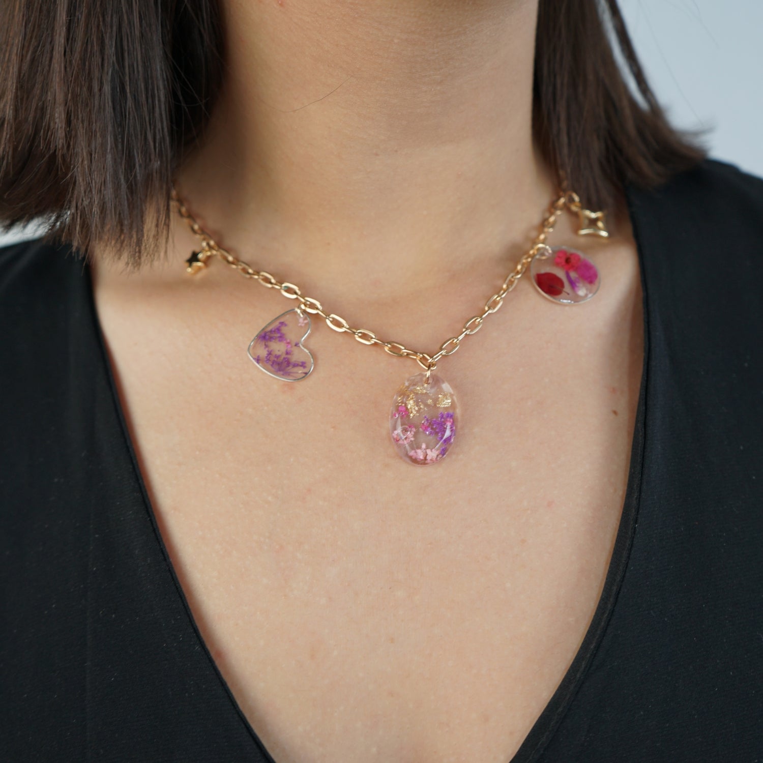 Collier minimaliste en fleurs : Élégance exclusive à porter